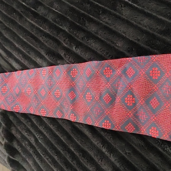 Villa Bugatti Geometric Red and Blue Mens Tie 4"W × 56"L Italian Silk - Picture 5 of 5